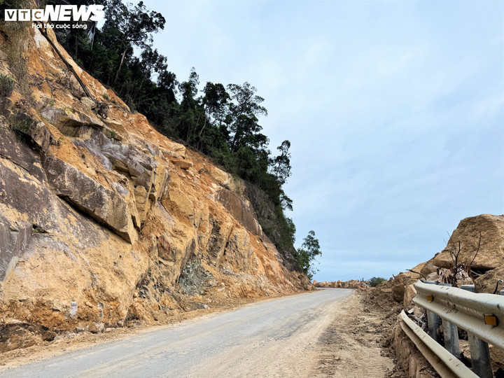 Đ&egrave;o Kh&aacute;nh L&ecirc; v&agrave; những rủi ro sạt lở nghi&ecirc;m trọng sau thảm kịch 6 người chết - Ảnh 9.