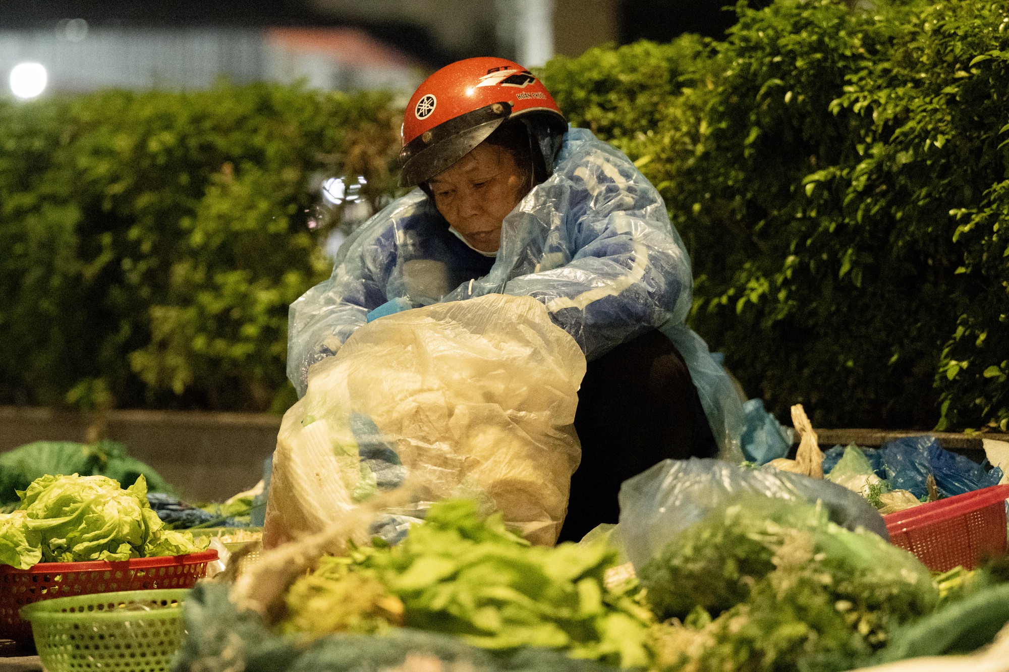 H&agrave; Nội lạnh 12 độ C: H&igrave;nh ảnh người d&acirc;n đốt lửa v&agrave; quấn chăn chống r&eacute;t - Ảnh 18.