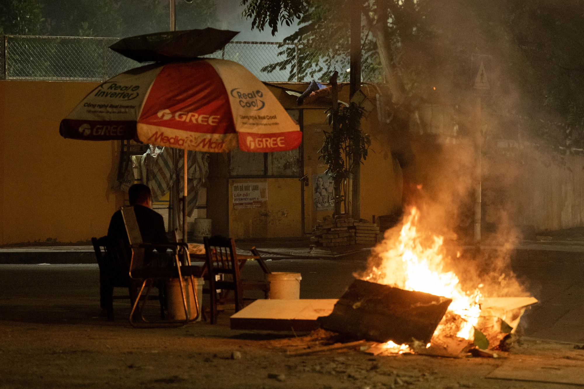 H&agrave; Nội lạnh 12 độ C: H&igrave;nh ảnh người d&acirc;n đốt lửa v&agrave; quấn chăn chống r&eacute;t - Ảnh 17.