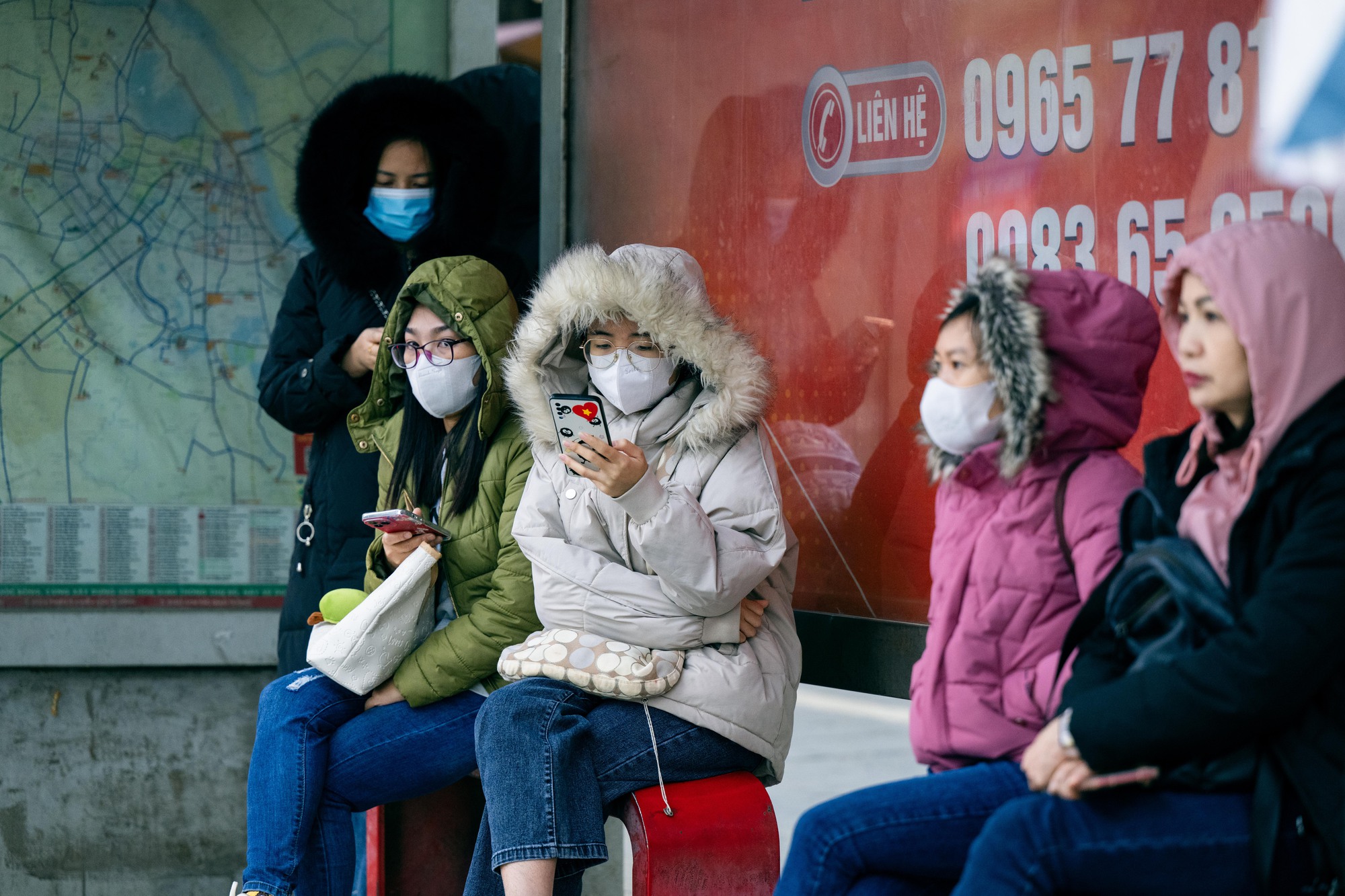 H&agrave; Nội lạnh 12 độ C: H&igrave;nh ảnh người d&acirc;n đốt lửa v&agrave; quấn chăn chống r&eacute;t - Ảnh 16.