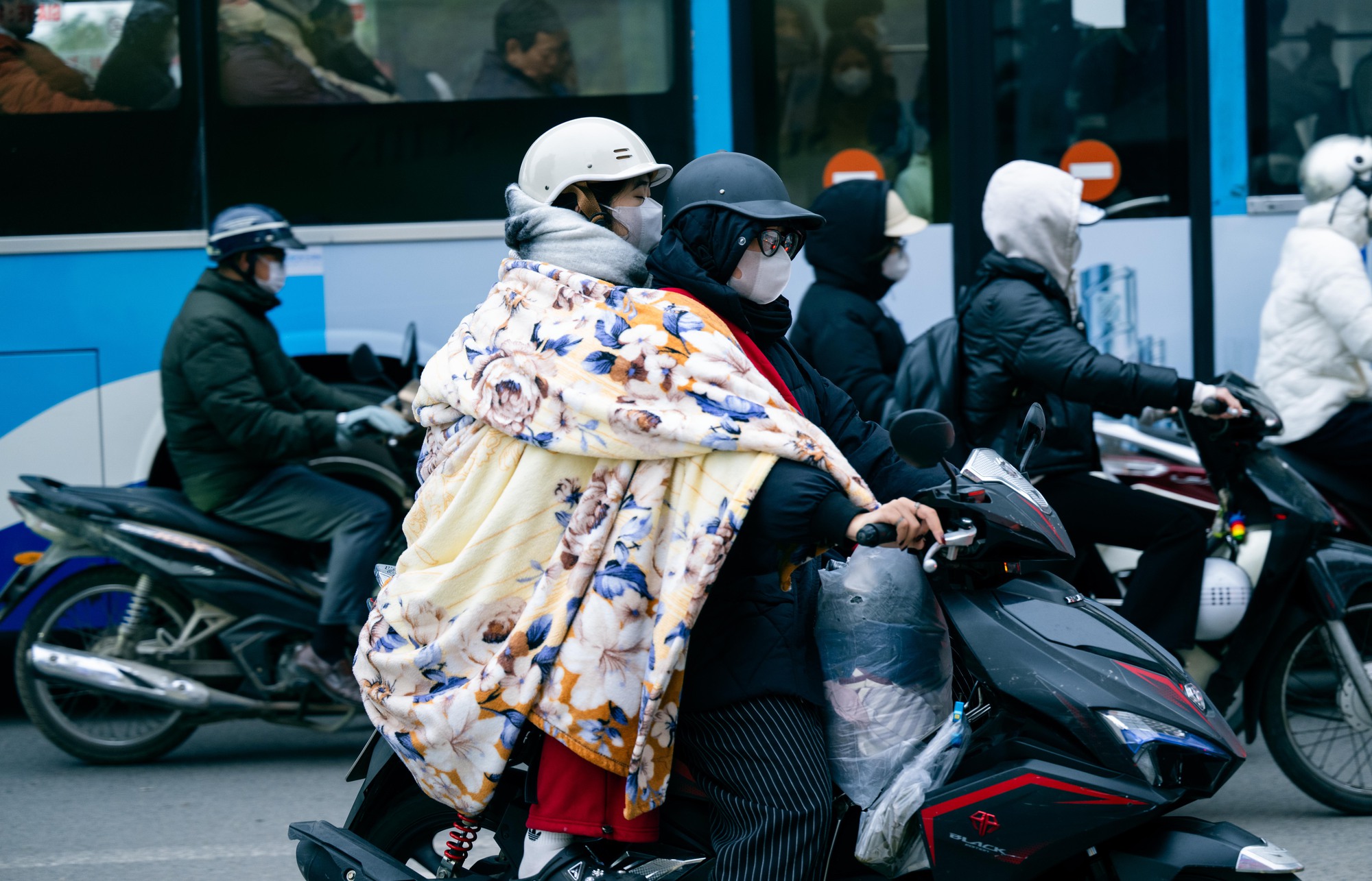 H&agrave; Nội lạnh 12 độ C: H&igrave;nh ảnh người d&acirc;n đốt lửa v&agrave; quấn chăn chống r&eacute;t - Ảnh 15.