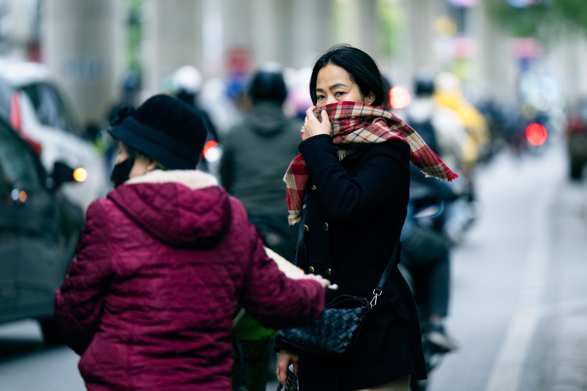 H&agrave; Nội lạnh 12 độ C: H&igrave;nh ảnh người d&acirc;n đốt lửa v&agrave; quấn chăn chống r&eacute;t - Ảnh 14.