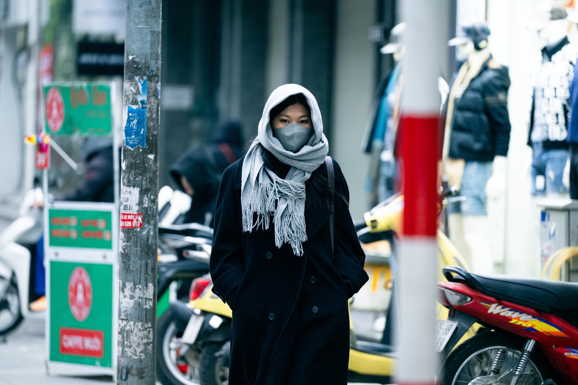 H&agrave; Nội lạnh 12 độ C: H&igrave;nh ảnh người d&acirc;n đốt lửa v&agrave; quấn chăn chống r&eacute;t - Ảnh 13.