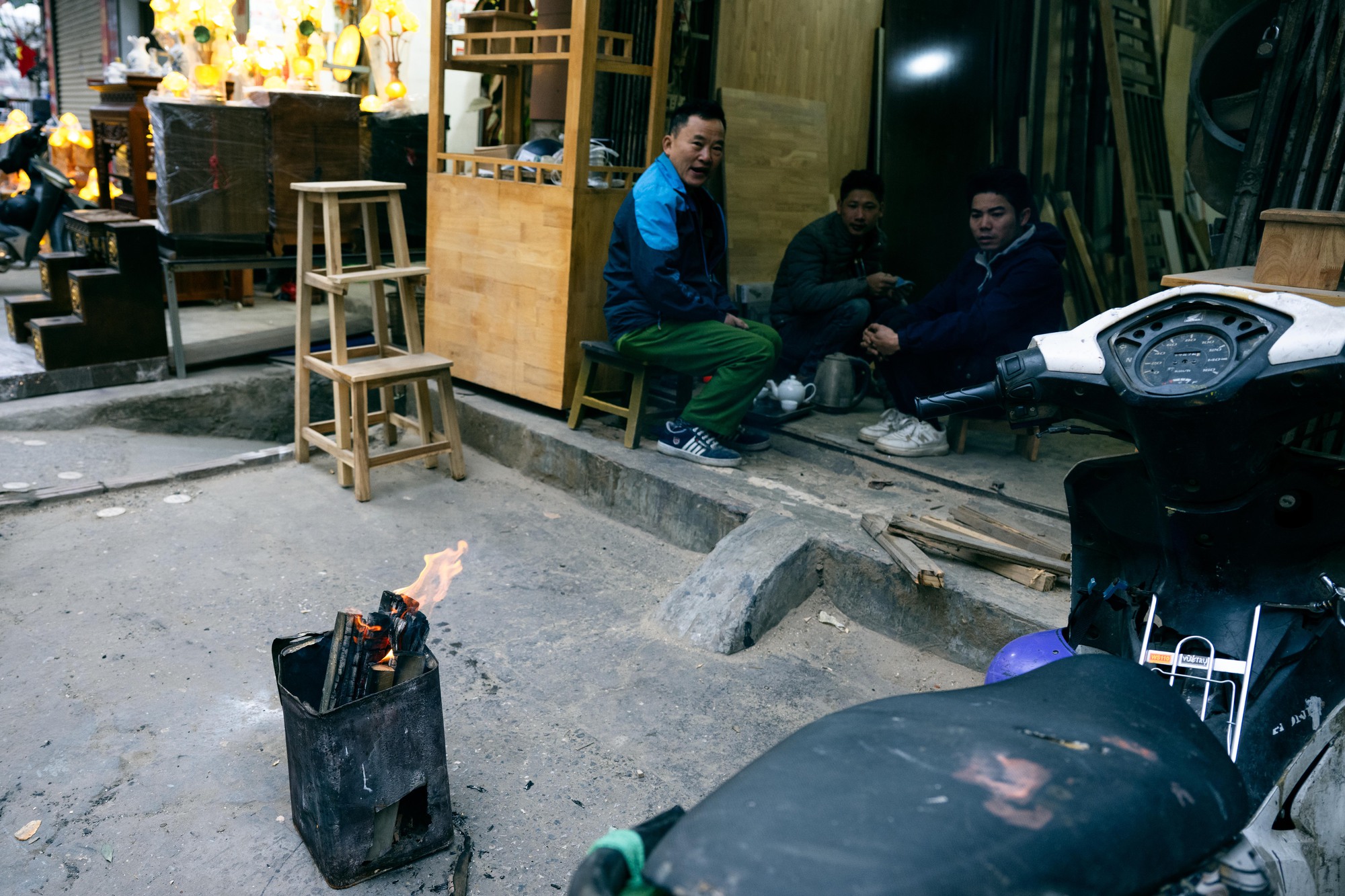 H&agrave; Nội lạnh 12 độ C: H&igrave;nh ảnh người d&acirc;n đốt lửa v&agrave; quấn chăn chống r&eacute;t - Ảnh 11.