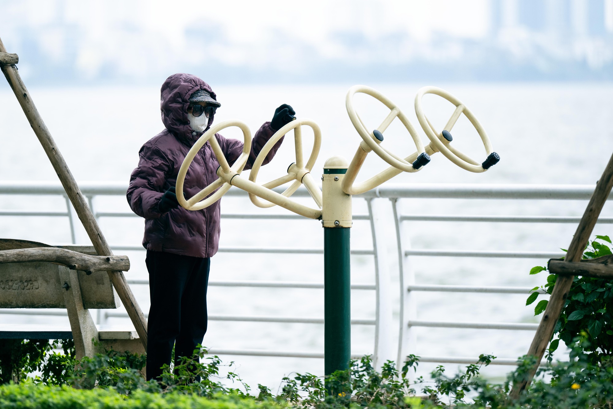 H&agrave; Nội lạnh 12 độ C: H&igrave;nh ảnh người d&acirc;n đốt lửa v&agrave; quấn chăn chống r&eacute;t - Ảnh 10.