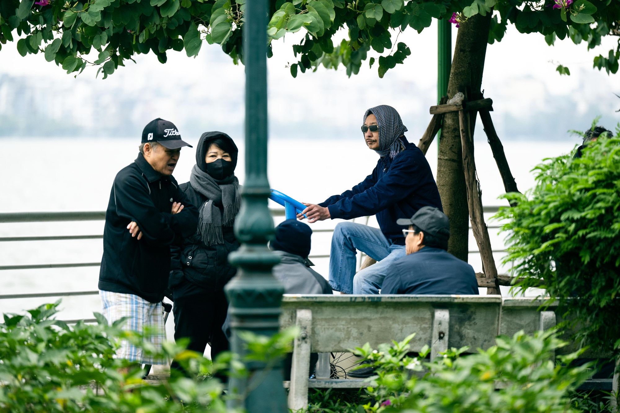 H&agrave; Nội lạnh 12 độ C: H&igrave;nh ảnh người d&acirc;n đốt lửa v&agrave; quấn chăn chống r&eacute;t - Ảnh 9.