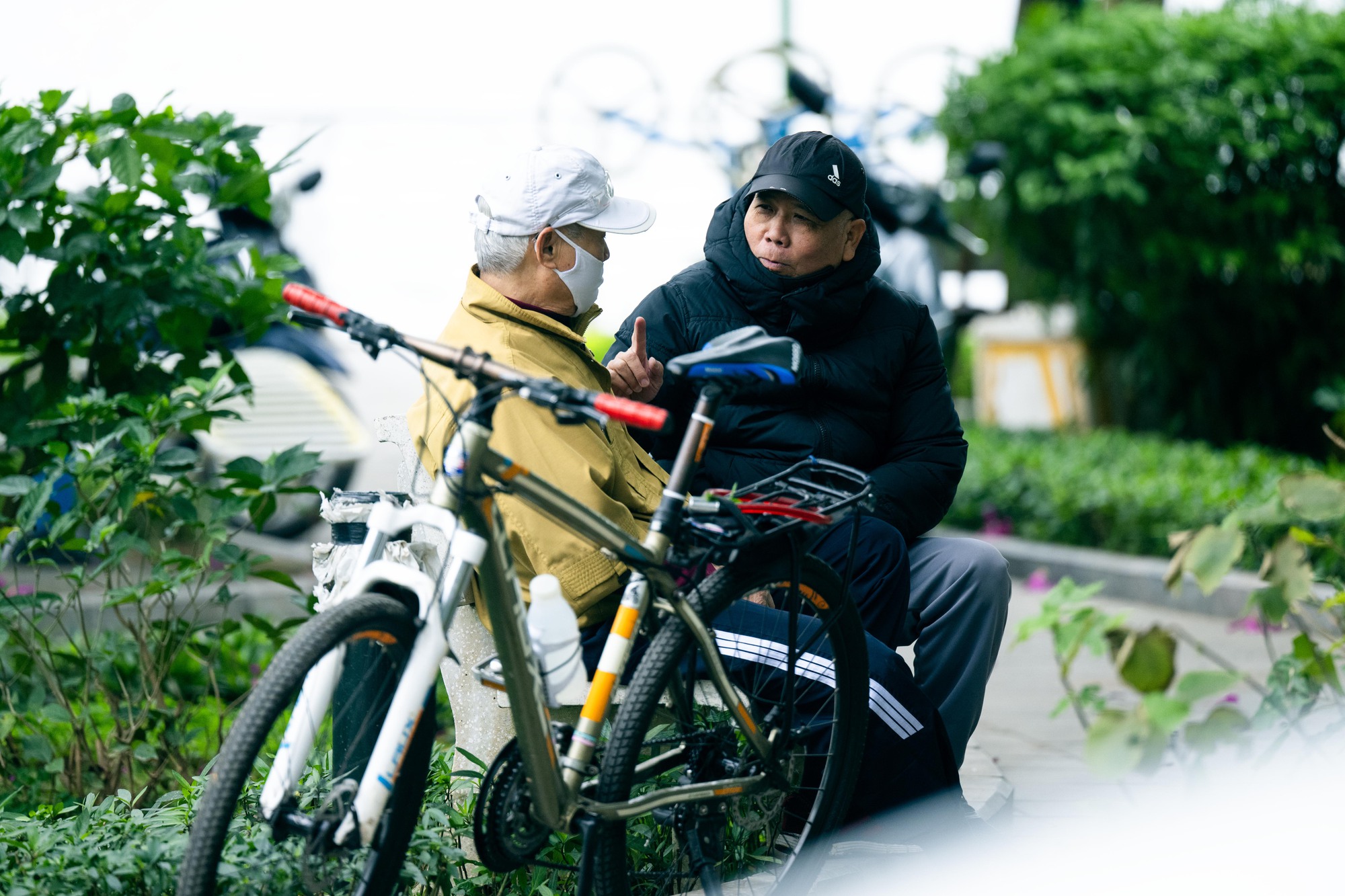 H&agrave; Nội lạnh 12 độ C: H&igrave;nh ảnh người d&acirc;n đốt lửa v&agrave; quấn chăn chống r&eacute;t - Ảnh 8.