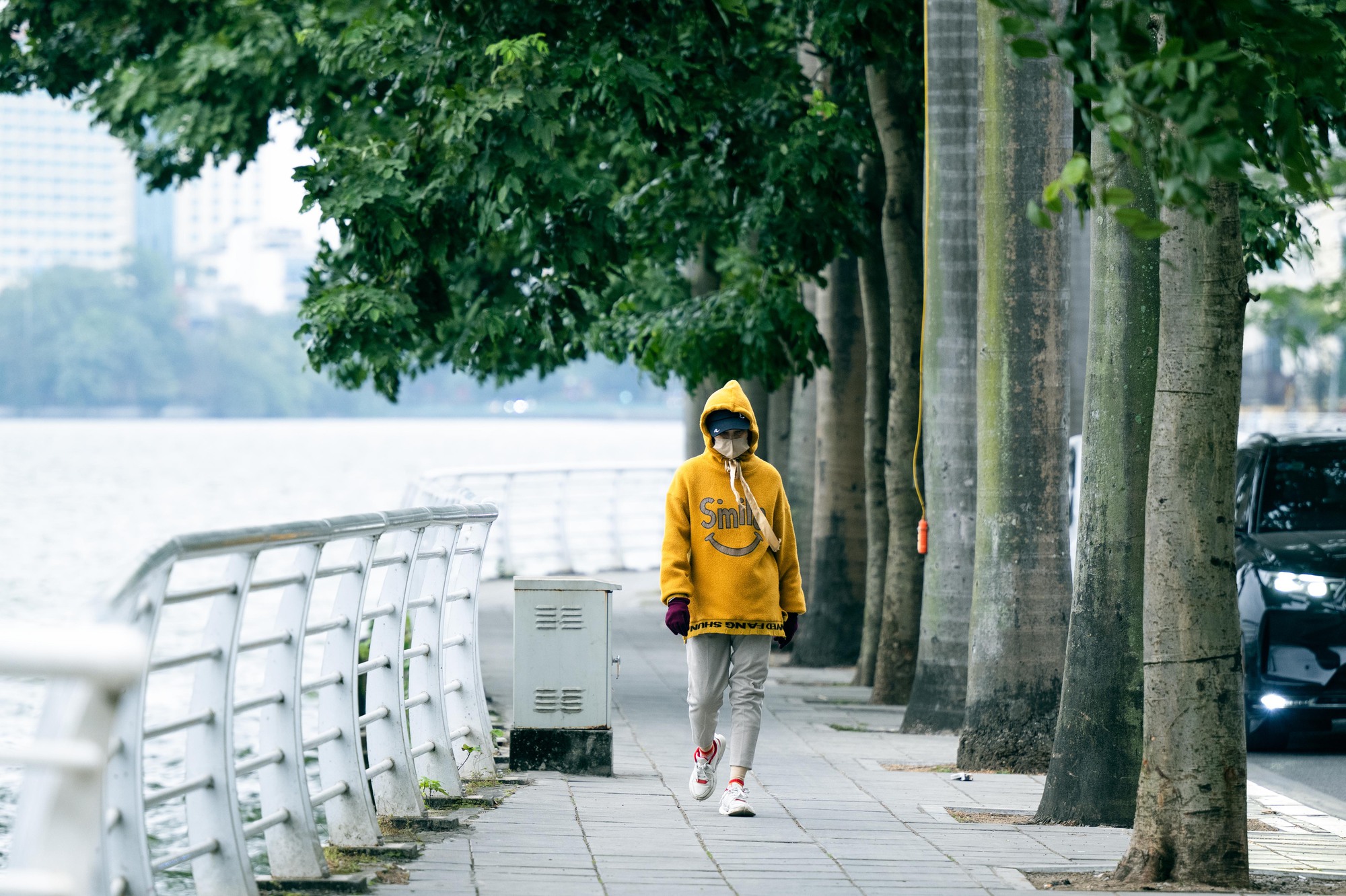 H&agrave; Nội lạnh 12 độ C: H&igrave;nh ảnh người d&acirc;n đốt lửa v&agrave; quấn chăn chống r&eacute;t - Ảnh 7.