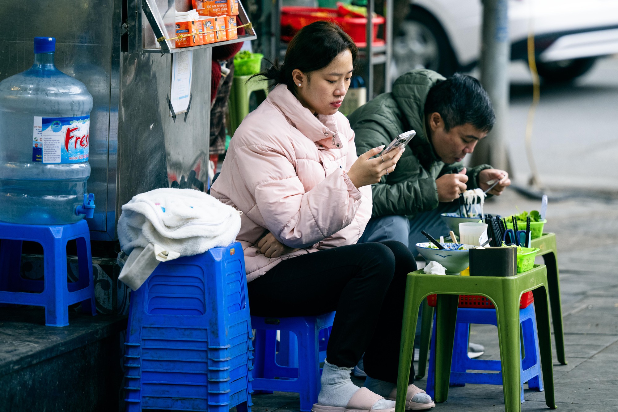 H&agrave; Nội lạnh 12 độ C: H&igrave;nh ảnh người d&acirc;n đốt lửa v&agrave; quấn chăn chống r&eacute;t - Ảnh 5.