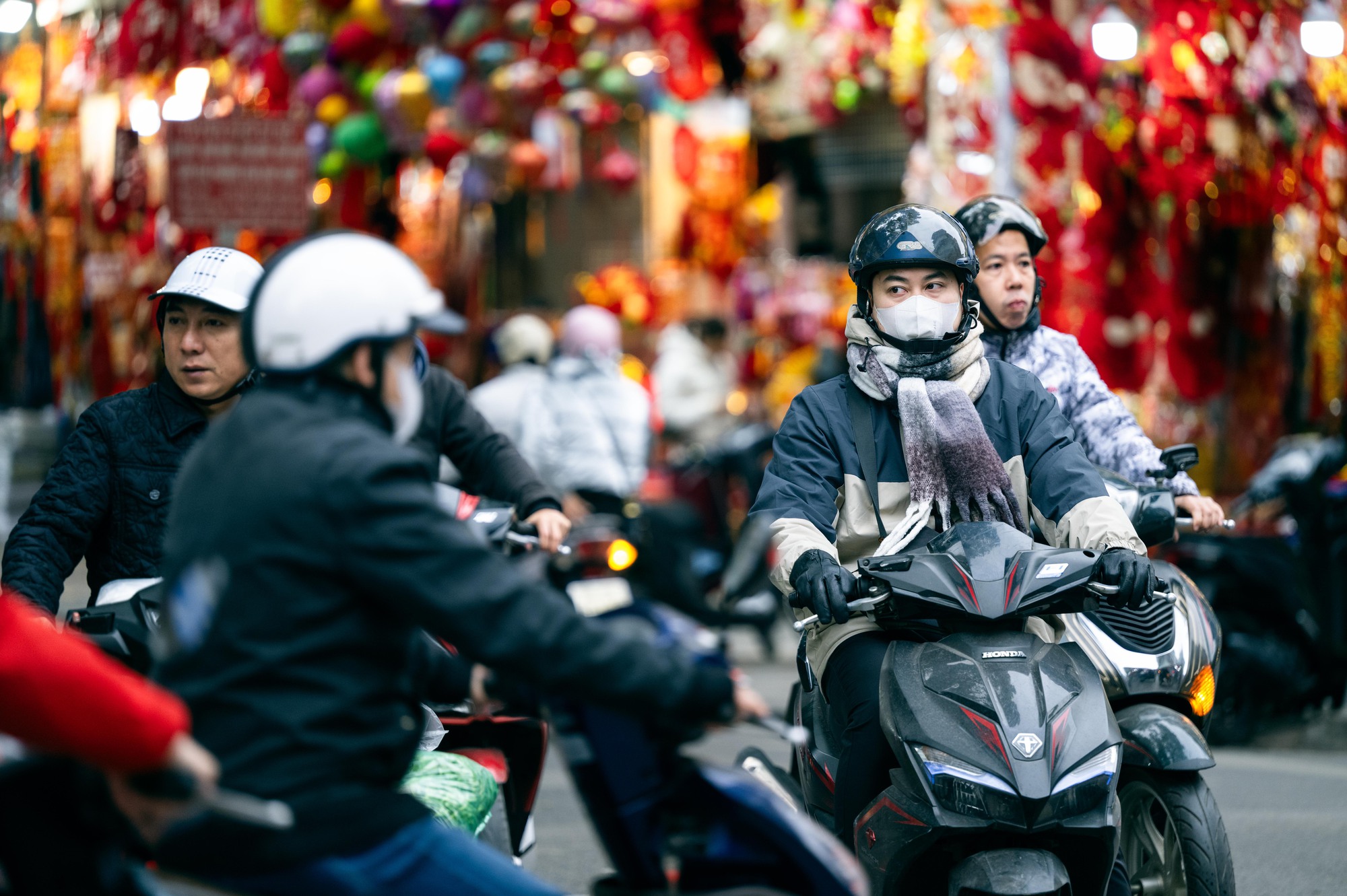 H&agrave; Nội lạnh 12 độ C: H&igrave;nh ảnh người d&acirc;n đốt lửa v&agrave; quấn chăn chống r&eacute;t - Ảnh 4.