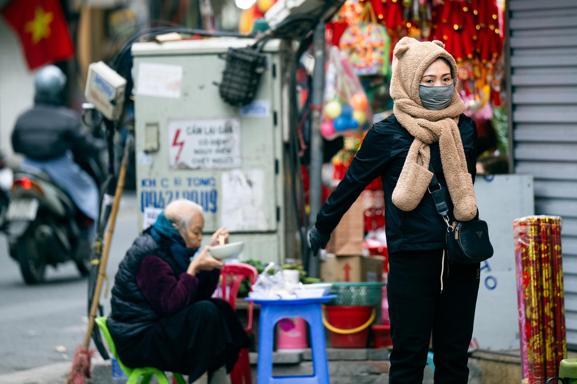 H&agrave; Nội lạnh 12 độ C: H&igrave;nh ảnh người d&acirc;n đốt lửa v&agrave; quấn chăn chống r&eacute;t - Ảnh 3.