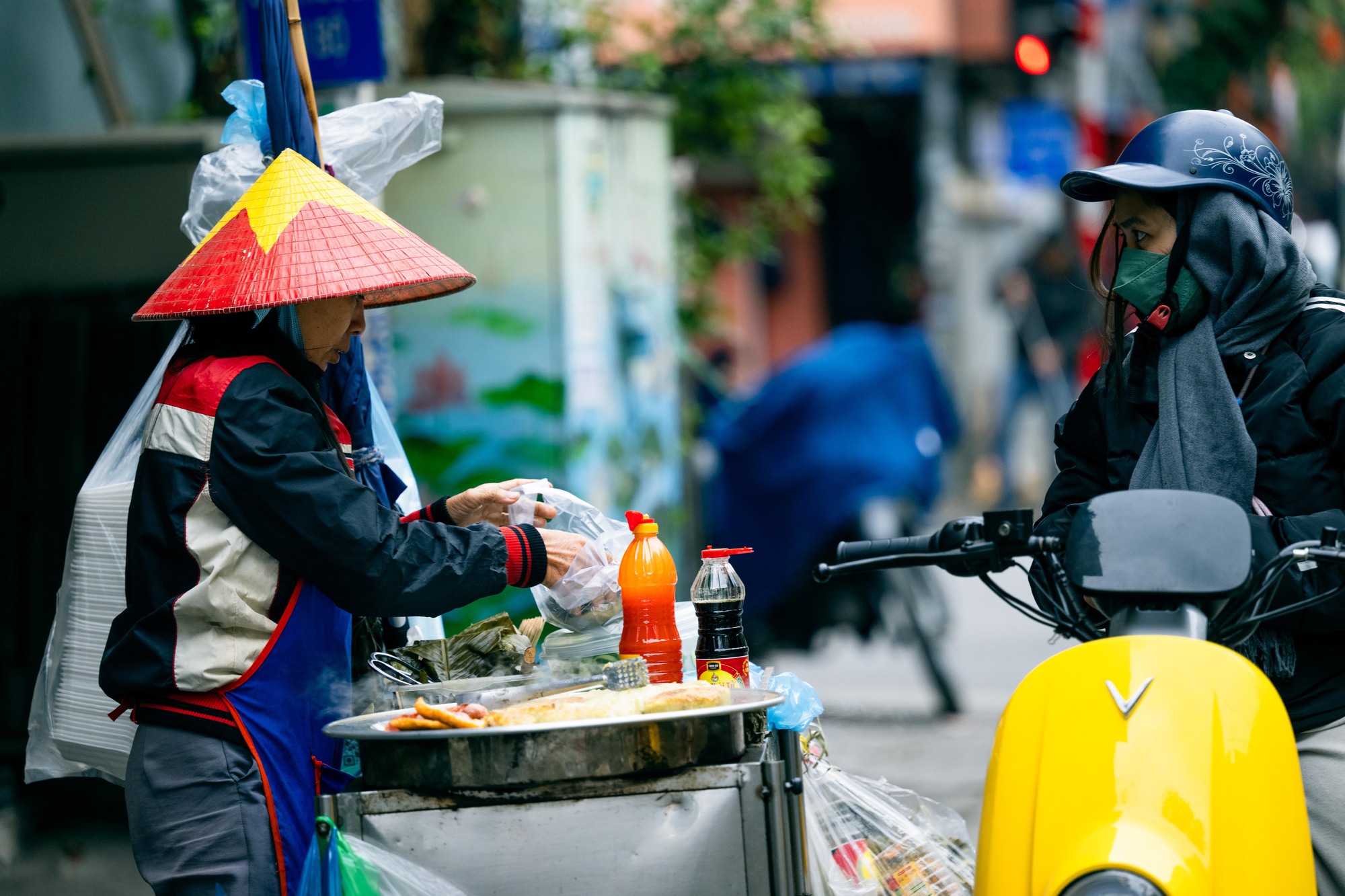 H&agrave; Nội lạnh 12 độ C: H&igrave;nh ảnh người d&acirc;n đốt lửa v&agrave; quấn chăn chống r&eacute;t - Ảnh 2.