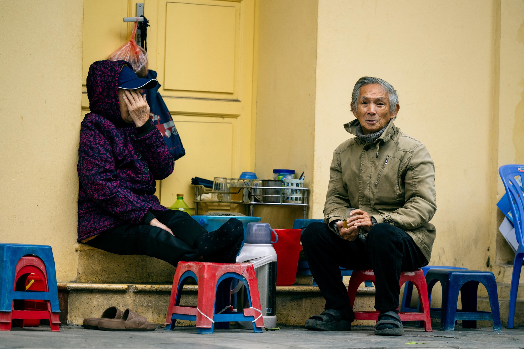 H&agrave; Nội lạnh 12 độ C: H&igrave;nh ảnh người d&acirc;n đốt lửa v&agrave; quấn chăn chống r&eacute;t - Ảnh 1.