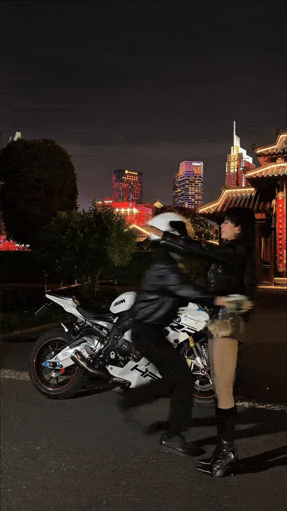 Rộ tr&agrave;o lưu thu&ecirc; trai đẹp cưỡi m&ocirc; t&ocirc; đi dạo đ&ecirc;m ở TP.HCM, c&oacute; clip hot mang về- Ảnh 1.