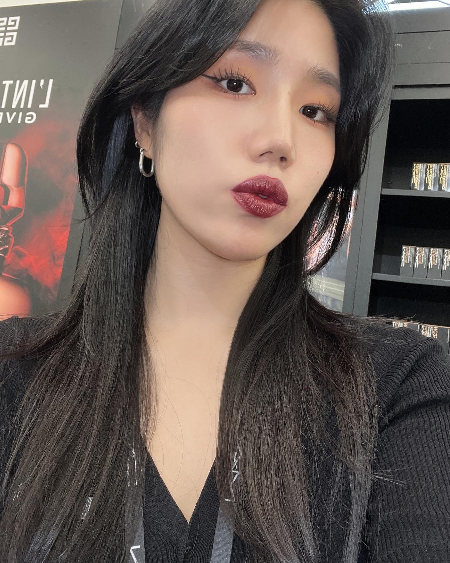 Hơn 2 triệu c&ocirc; g&aacute;i th&agrave;nh Conan truy t&igrave;m 1 m&agrave;u son đỏ rượu sang chảnh kh&oacute; tả - Ảnh 12.