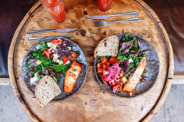 Qua tuổi 50, cơ thể kh&ocirc;ng tự &ldquo;chống đỡ&rdquo; tốt như trước: BS n&oacute;i thẳng 1 nh&oacute;m thực phẩm c&agrave;ng ăn đều c&agrave;ng c&oacute; lợi- Ảnh 1.