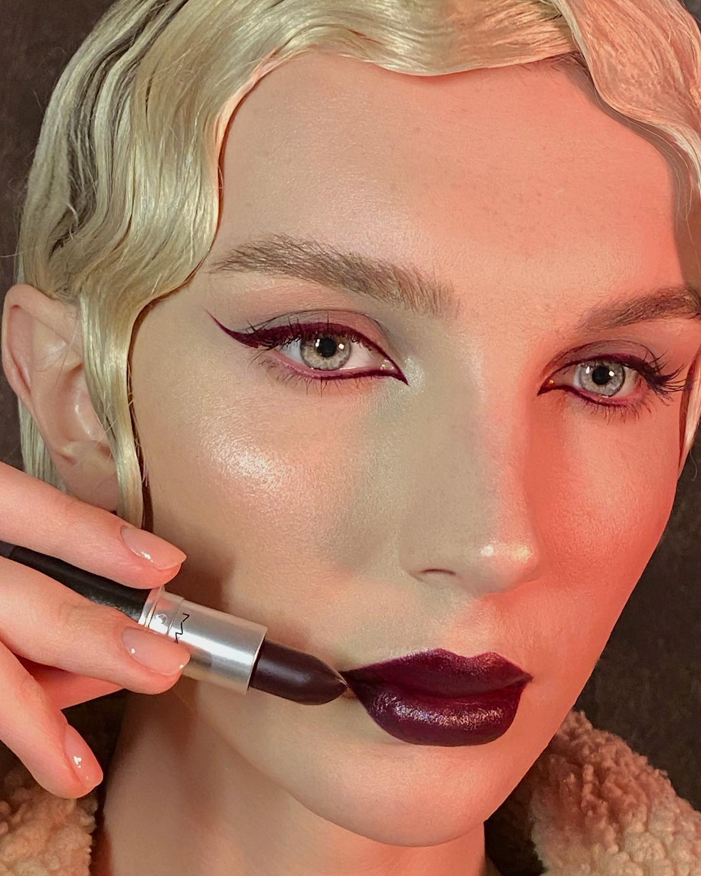 Hơn 2 triệu c&ocirc; g&aacute;i th&agrave;nh Conan truy t&igrave;m 1 m&agrave;u son đỏ rượu sang chảnh kh&oacute; tả - Ảnh 11.