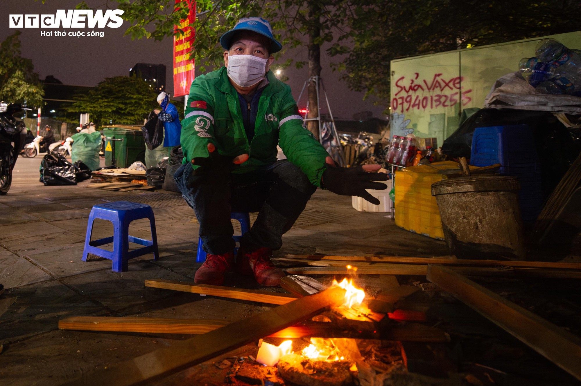 H&agrave; Nội r&eacute;t kỷ lục đầu m&ugrave;a, c&ocirc;ng nh&acirc;n co ro b&ecirc;n bếp lửa suốt đ&ecirc;m - Ảnh 5.