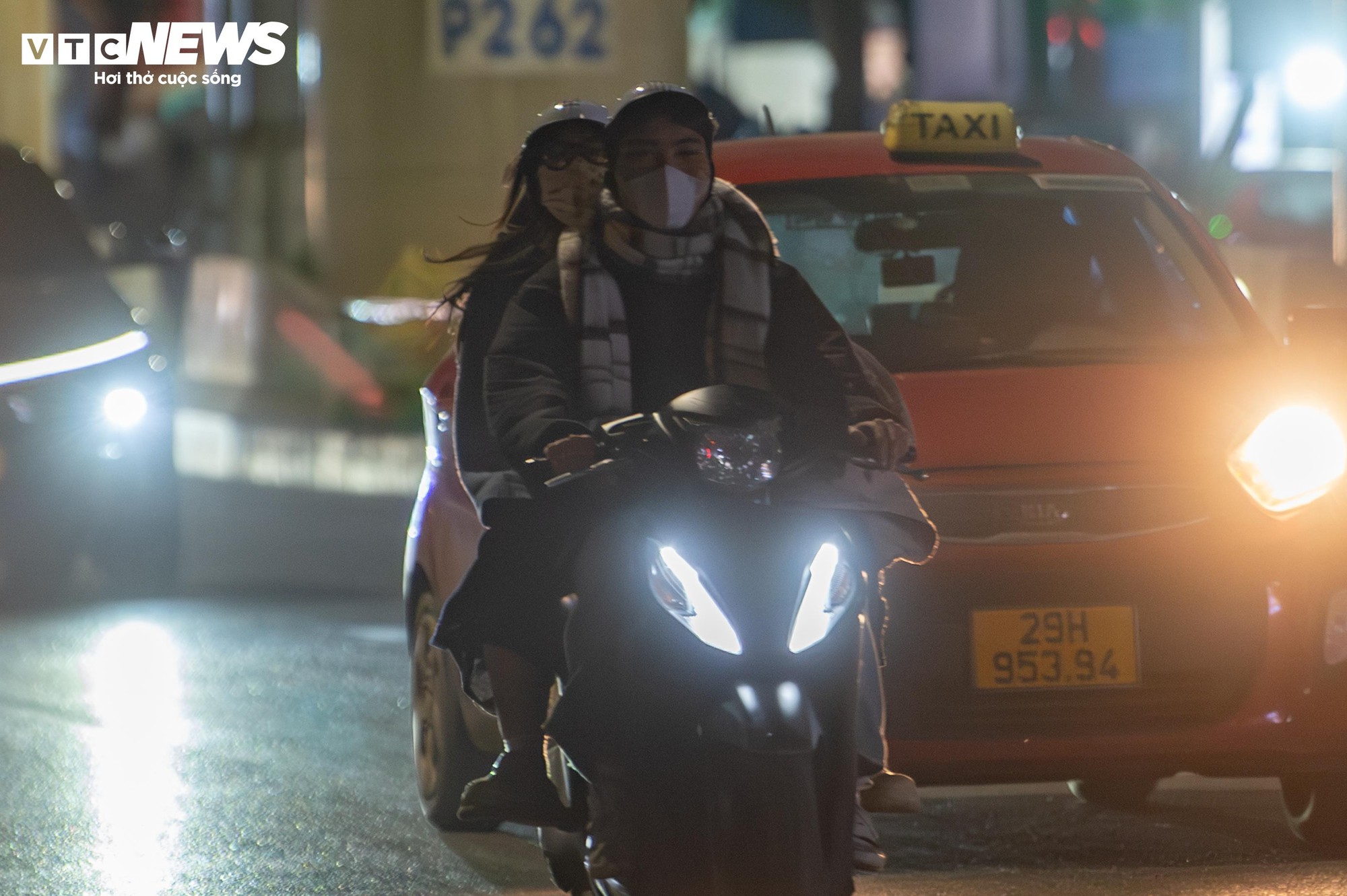 H&agrave; Nội r&eacute;t kỷ lục đầu m&ugrave;a, c&ocirc;ng nh&acirc;n co ro b&ecirc;n bếp lửa suốt đ&ecirc;m - Ảnh 13.