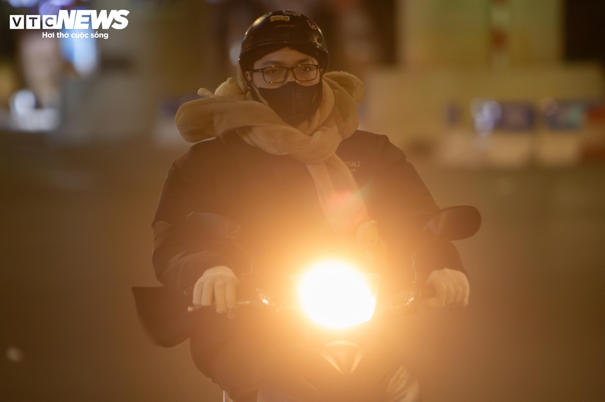 H&agrave; Nội r&eacute;t kỷ lục đầu m&ugrave;a, c&ocirc;ng nh&acirc;n co ro b&ecirc;n bếp lửa suốt đ&ecirc;m - Ảnh 12.