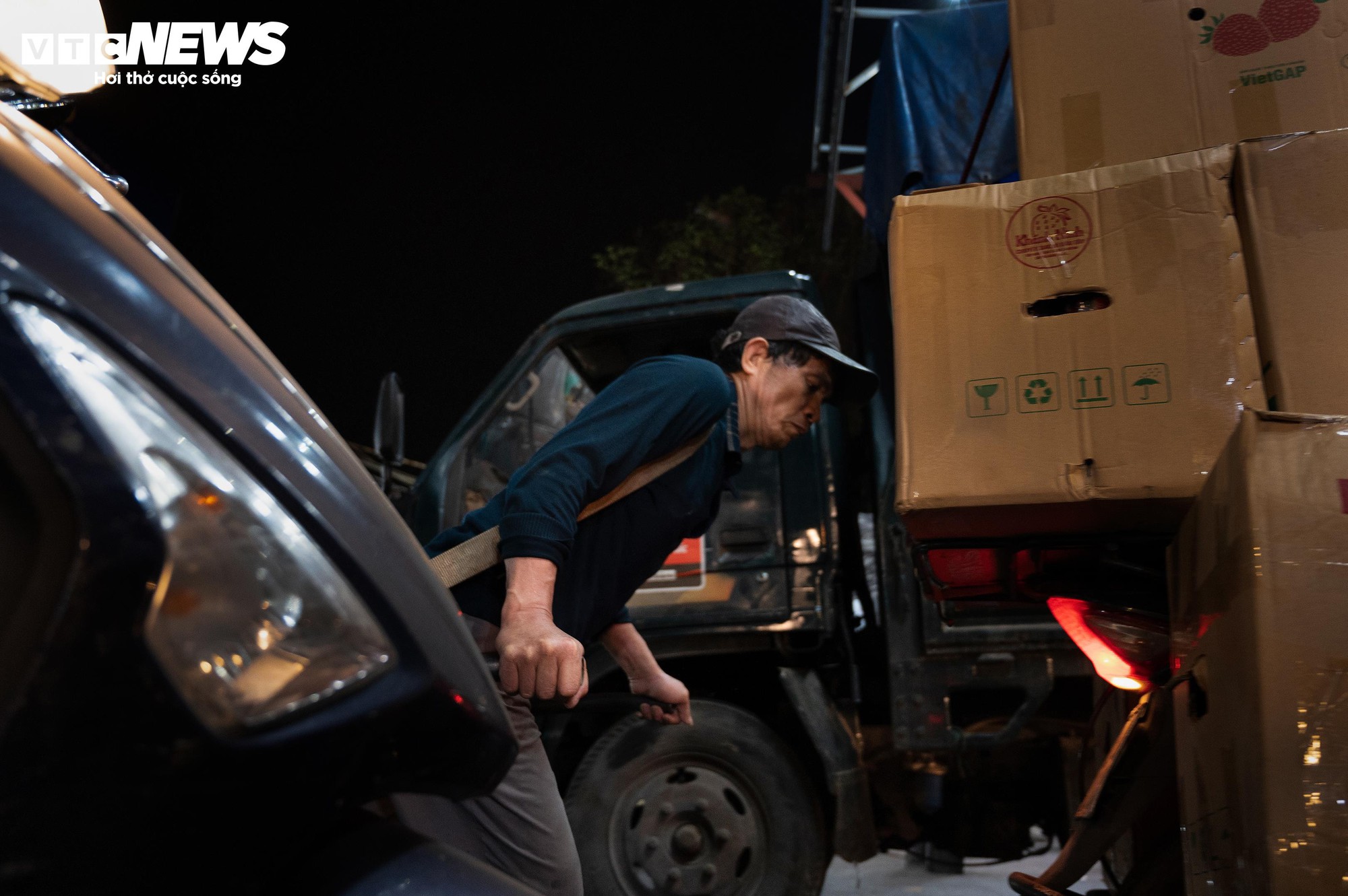 H&agrave; Nội r&eacute;t kỷ lục đầu m&ugrave;a, c&ocirc;ng nh&acirc;n co ro b&ecirc;n bếp lửa suốt đ&ecirc;m - Ảnh 9.