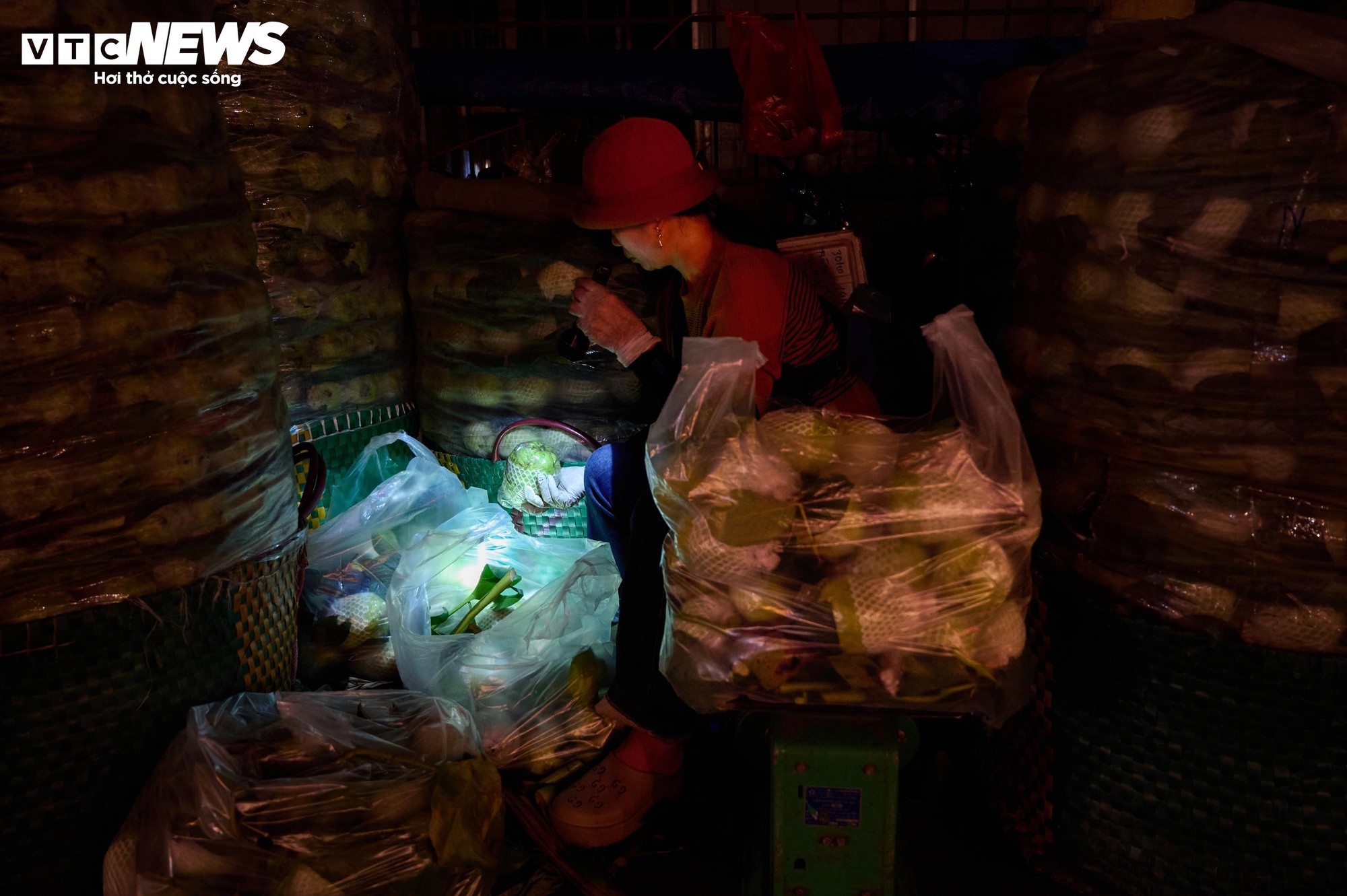 H&agrave; Nội r&eacute;t kỷ lục đầu m&ugrave;a, c&ocirc;ng nh&acirc;n co ro b&ecirc;n bếp lửa suốt đ&ecirc;m - Ảnh 10.