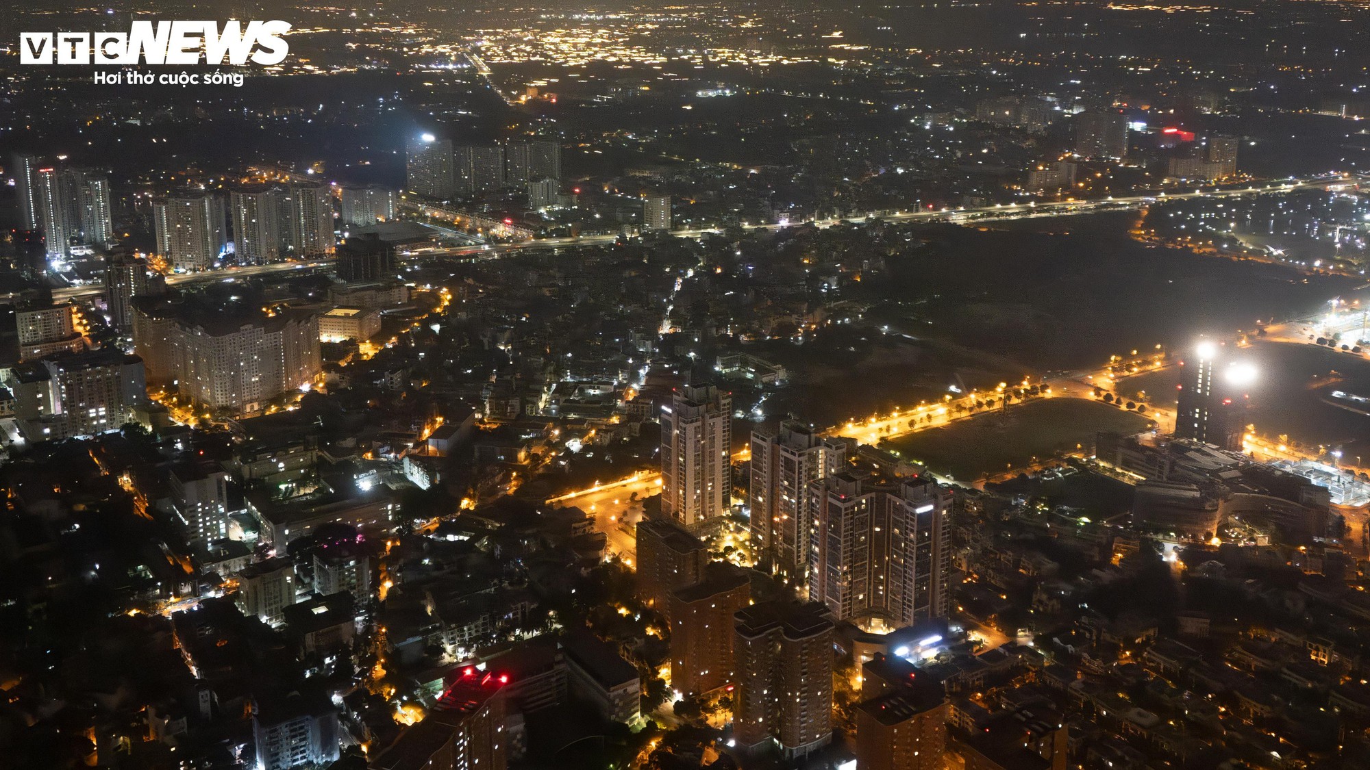 H&agrave; Nội r&eacute;t kỷ lục đầu m&ugrave;a, c&ocirc;ng nh&acirc;n co ro b&ecirc;n bếp lửa suốt đ&ecirc;m - Ảnh 16.