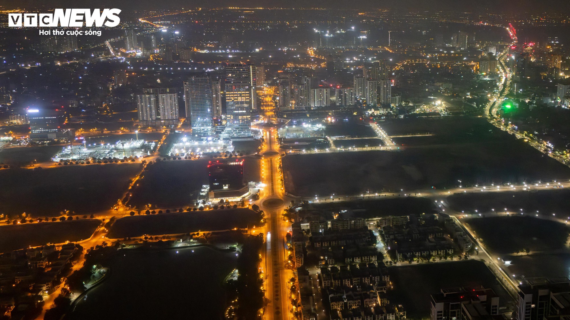 H&agrave; Nội r&eacute;t kỷ lục đầu m&ugrave;a, c&ocirc;ng nh&acirc;n co ro b&ecirc;n bếp lửa suốt đ&ecirc;m - Ảnh 1.