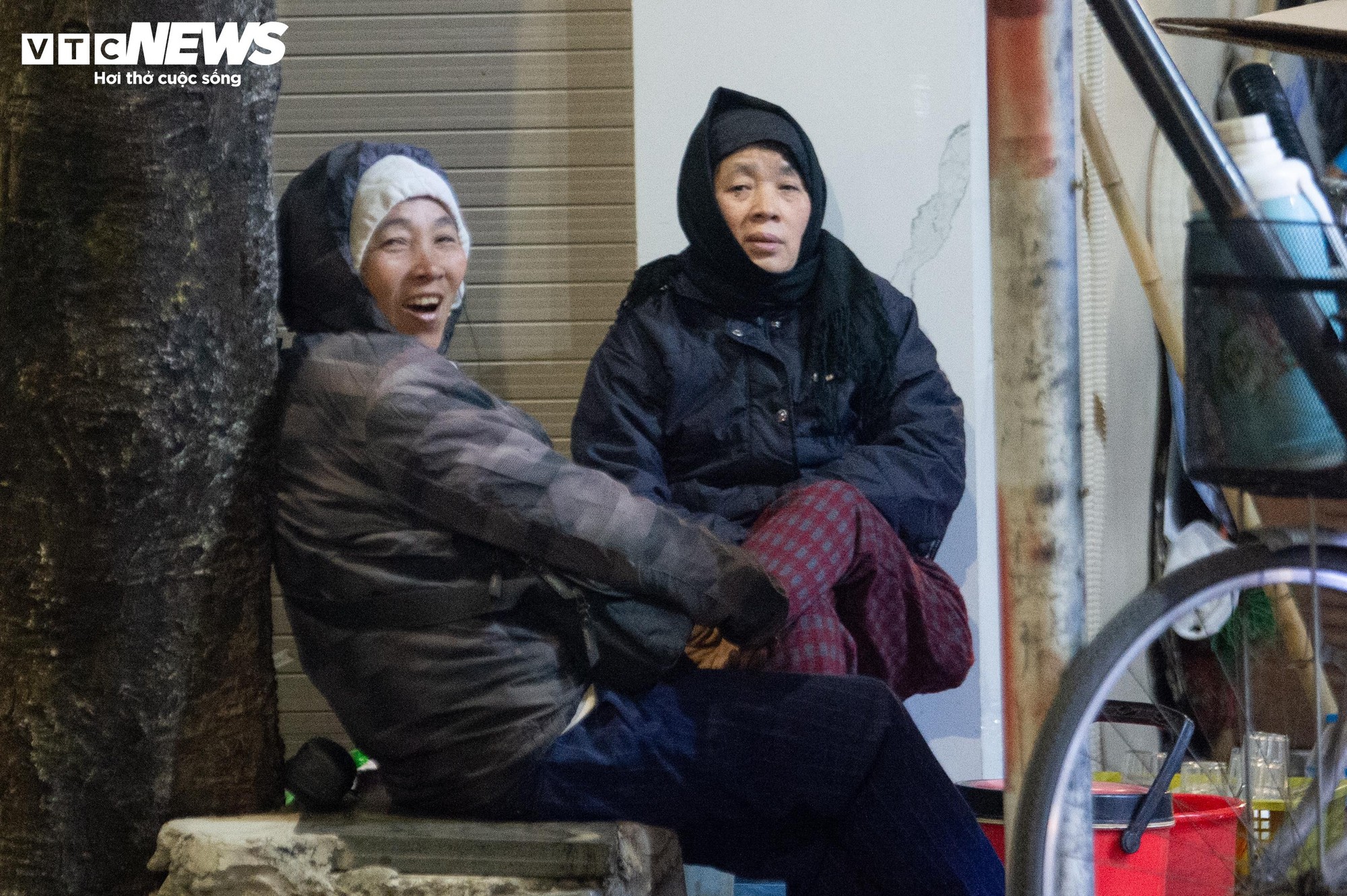 H&agrave; Nội r&eacute;t kỷ lục đầu m&ugrave;a, c&ocirc;ng nh&acirc;n co ro b&ecirc;n bếp lửa suốt đ&ecirc;m - Ảnh 14.