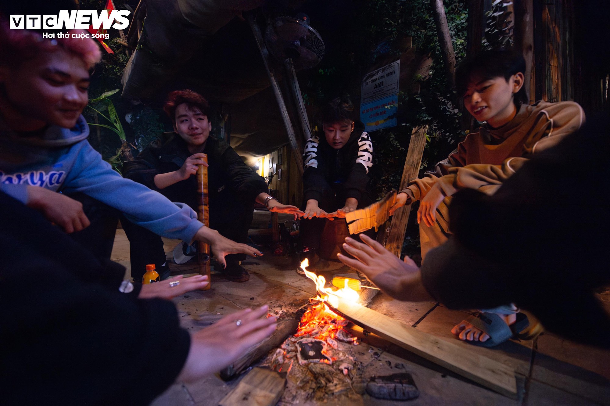 H&agrave; Nội r&eacute;t kỷ lục đầu m&ugrave;a, c&ocirc;ng nh&acirc;n co ro b&ecirc;n bếp lửa suốt đ&ecirc;m - Ảnh 3.