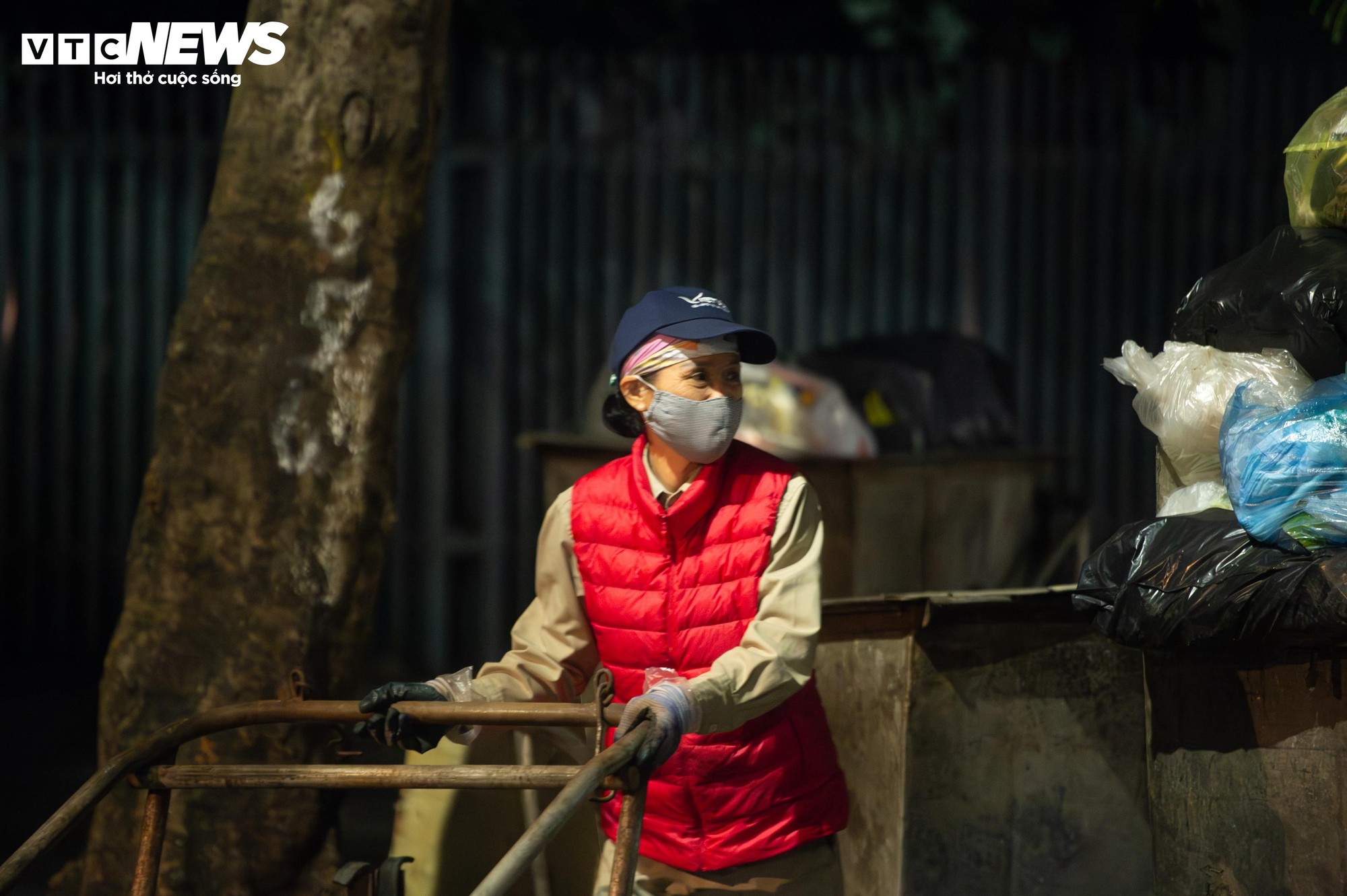 H&agrave; Nội r&eacute;t kỷ lục đầu m&ugrave;a, c&ocirc;ng nh&acirc;n co ro b&ecirc;n bếp lửa suốt đ&ecirc;m - Ảnh 6.