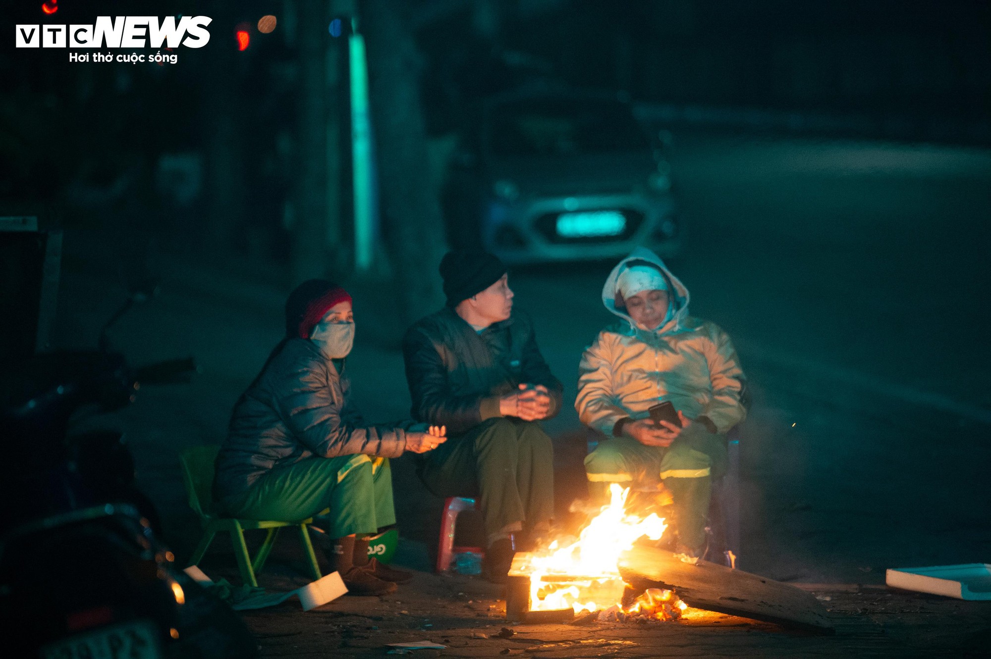 H&agrave; Nội r&eacute;t kỷ lục đầu m&ugrave;a, c&ocirc;ng nh&acirc;n co ro b&ecirc;n bếp lửa suốt đ&ecirc;m - Ảnh 15.