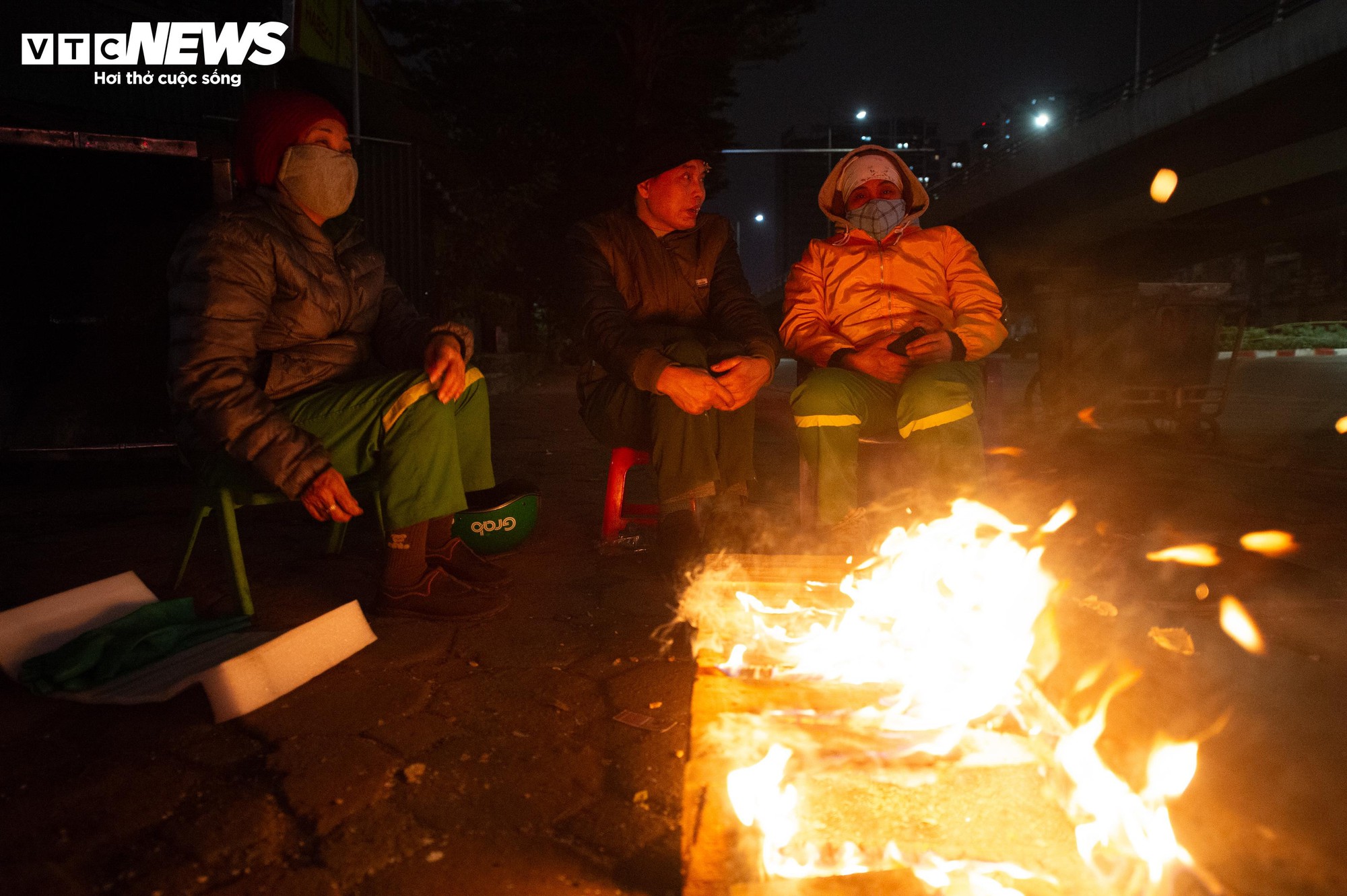 H&agrave; Nội r&eacute;t kỷ lục đầu m&ugrave;a, c&ocirc;ng nh&acirc;n co ro b&ecirc;n bếp lửa suốt đ&ecirc;m - Ảnh 4.