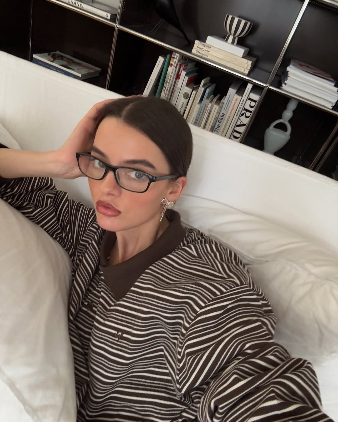 Hơn 2 triệu c&ocirc; g&aacute;i th&agrave;nh Conan truy t&igrave;m 1 m&agrave;u son đỏ rượu sang chảnh kh&oacute; tả - Ảnh 5.