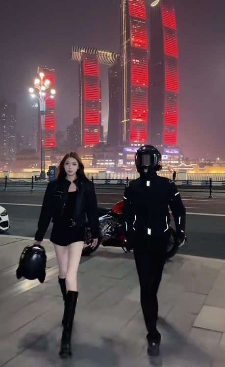 Rộ tr&agrave;o lưu thu&ecirc; trai đẹp cưỡi m&ocirc; t&ocirc; đi dạo đ&ecirc;m ở TP.HCM, c&oacute; clip hot mang về- Ảnh 9.