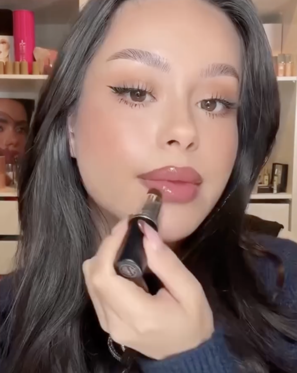 Hơn 2 triệu c&ocirc; g&aacute;i th&agrave;nh Conan truy t&igrave;m 1 m&agrave;u son đỏ rượu sang chảnh kh&oacute; tả - Ảnh 4.