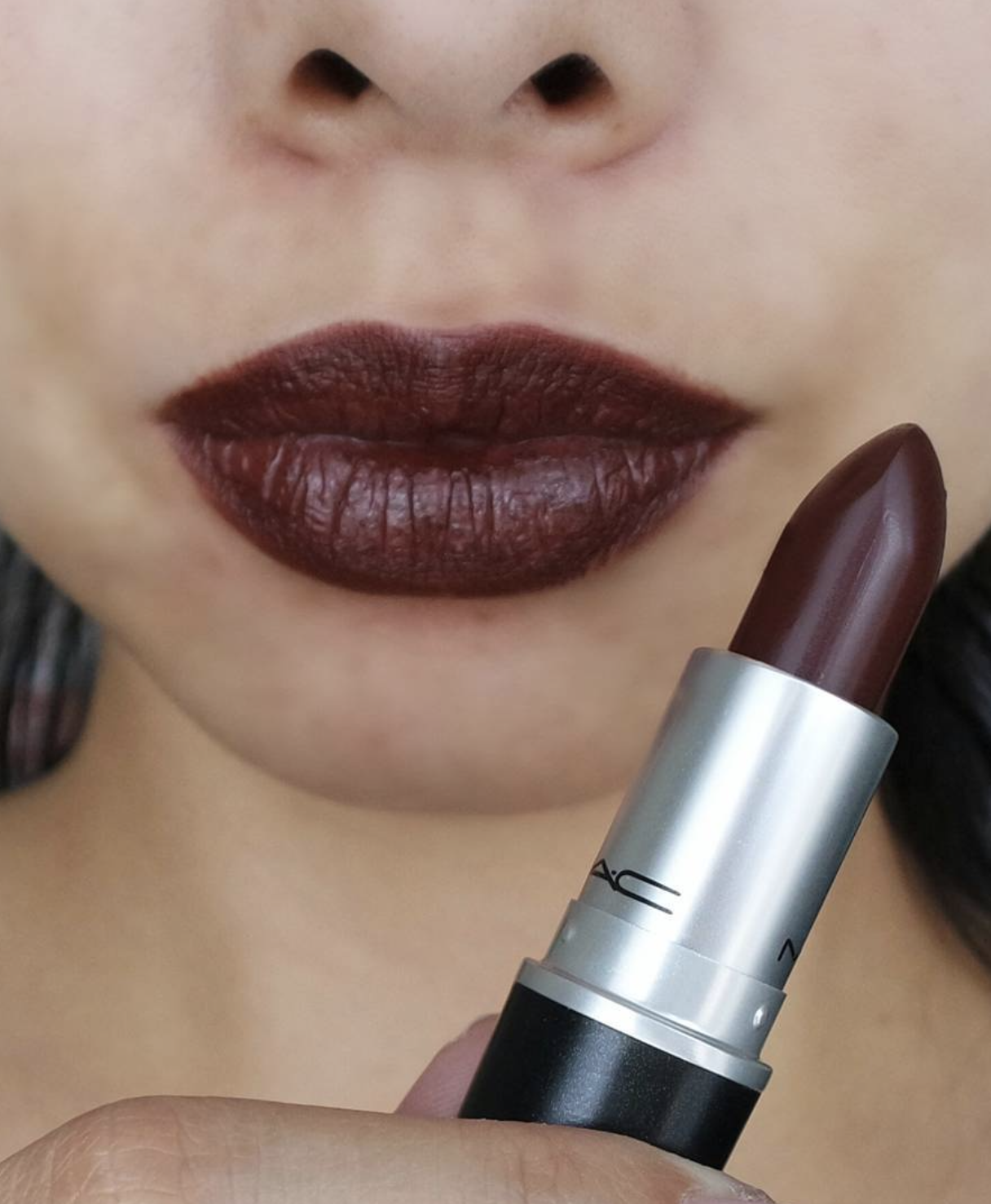 Hơn 2 triệu c&ocirc; g&aacute;i th&agrave;nh Conan truy t&igrave;m 1 m&agrave;u son đỏ rượu sang chảnh kh&oacute; tả - Ảnh 3.