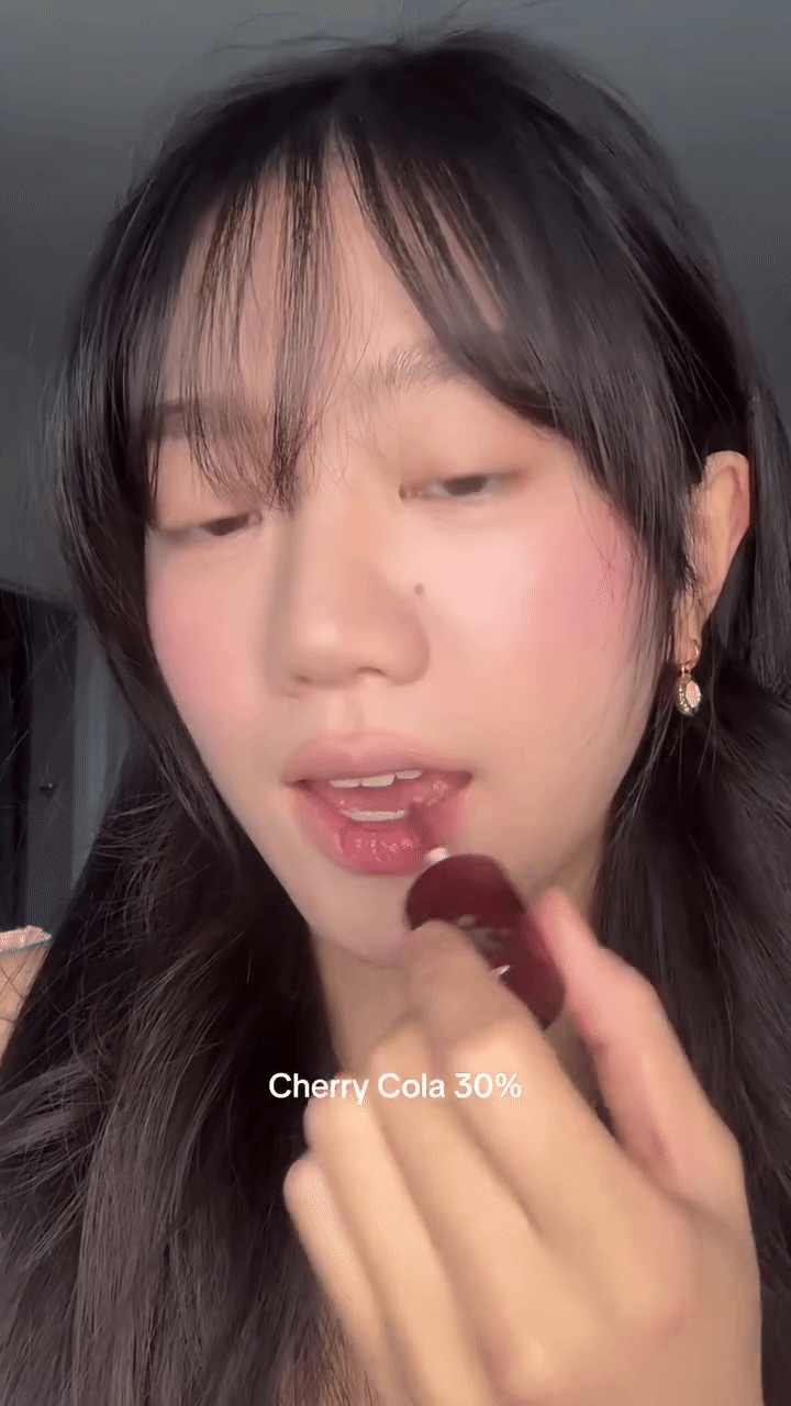 Thỏi son cola đang khiến hội m&ecirc; m&ocirc;i mọng ph&aacute;t sốt: Son b&oacute;ng c&oacute; thể vừa xinh vừa sang vậy sao - Ảnh 7.