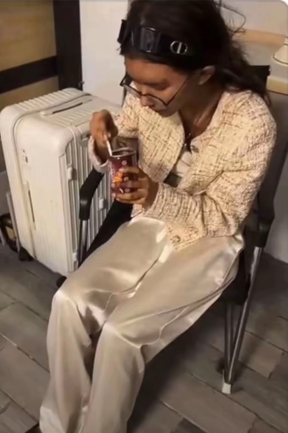 Diễn biến mới vụ Ng&ocirc; Ch&acirc;n Trinh: C&ocirc; g&aacute;i bị lừa b&aacute;n sang Campuchia - Ảnh 3.