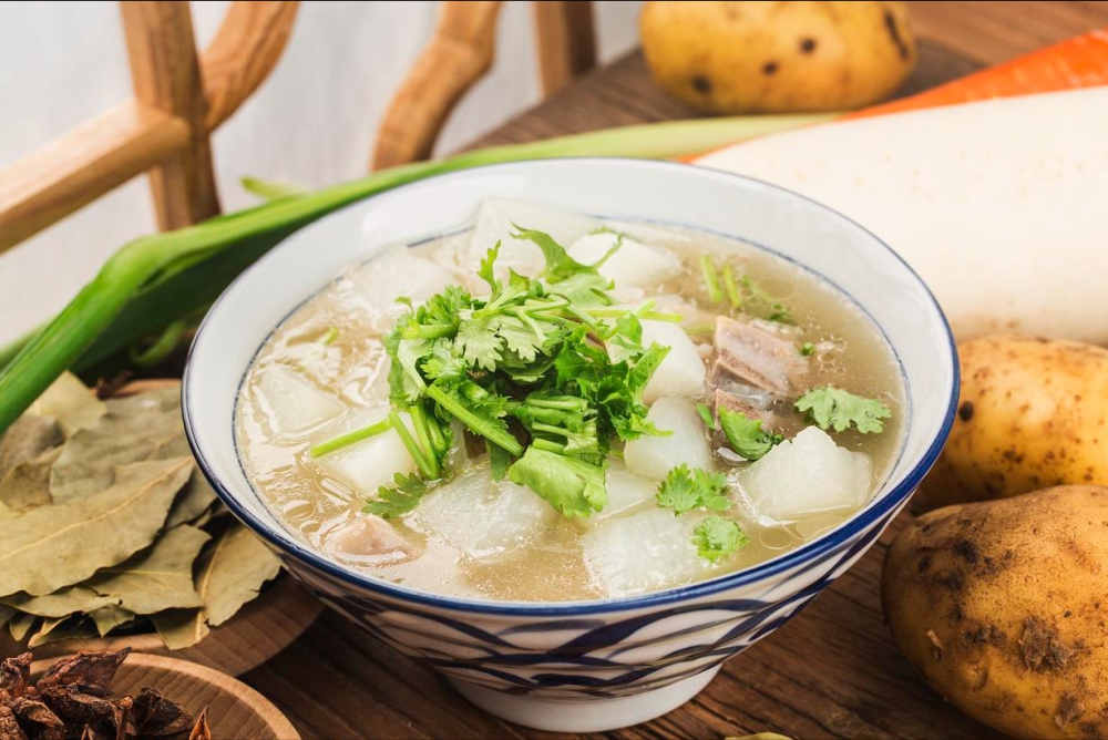 Kh&ocirc;ng bồi bổ sức khỏe ng&agrave;y đ&ocirc;ng lạnh gi&aacute;, bạn sẽ  chịu khổ v&agrave;o m&ugrave;a xu&acirc;n: Người trung ni&ecirc;n n&ecirc;n ăn nhiều hơn 4 m&oacute;n để t&iacute;ch lũy năng lượng- Ảnh 2.