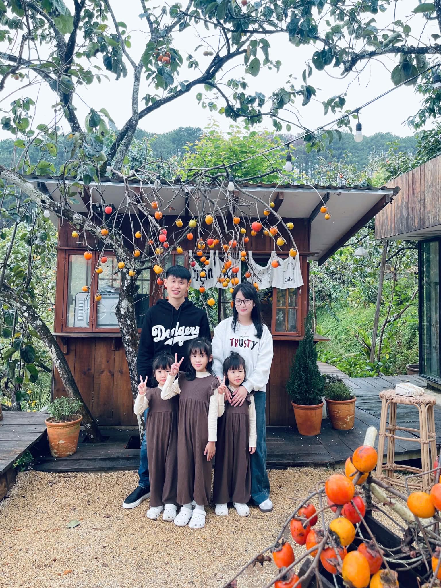 Chàng trai 1999 khoe 3 bình rượu mơ xinh như mộng, đỉnh cao của việc 