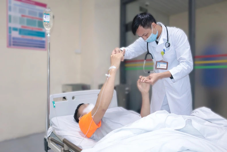 Bệnh nhân đột quỵ não đang được điều trị tại bệnh viện