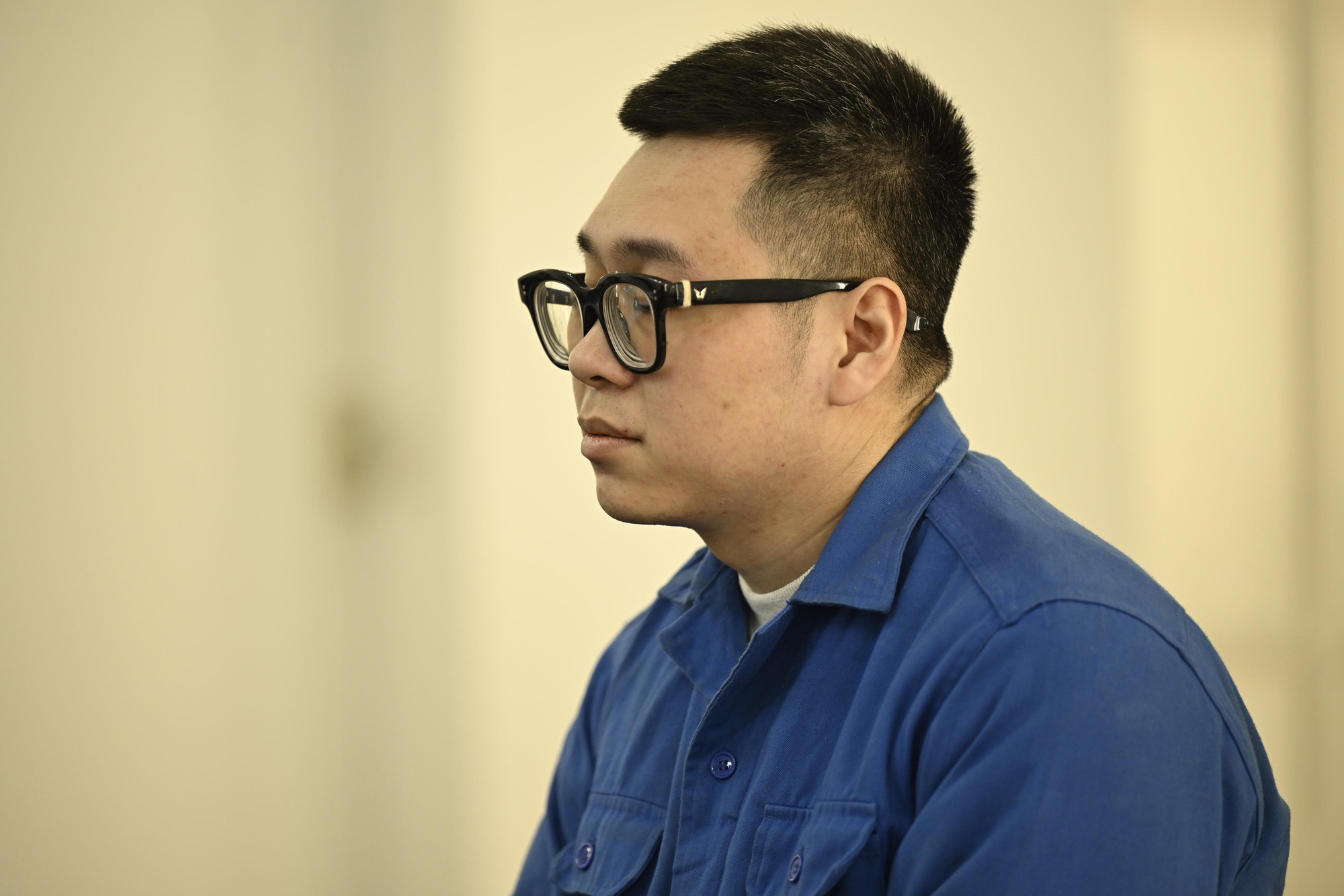 Mở lại phi&ecirc;n x&eacute;t xử người đ&agrave;n &ocirc;ng h&agrave;nh hung phụ nữ tại sảnh chung cư H&agrave; Nội: Bị c&aacute;o c&uacute;i gằm mặt tại t&ograve;a- Ảnh 2.