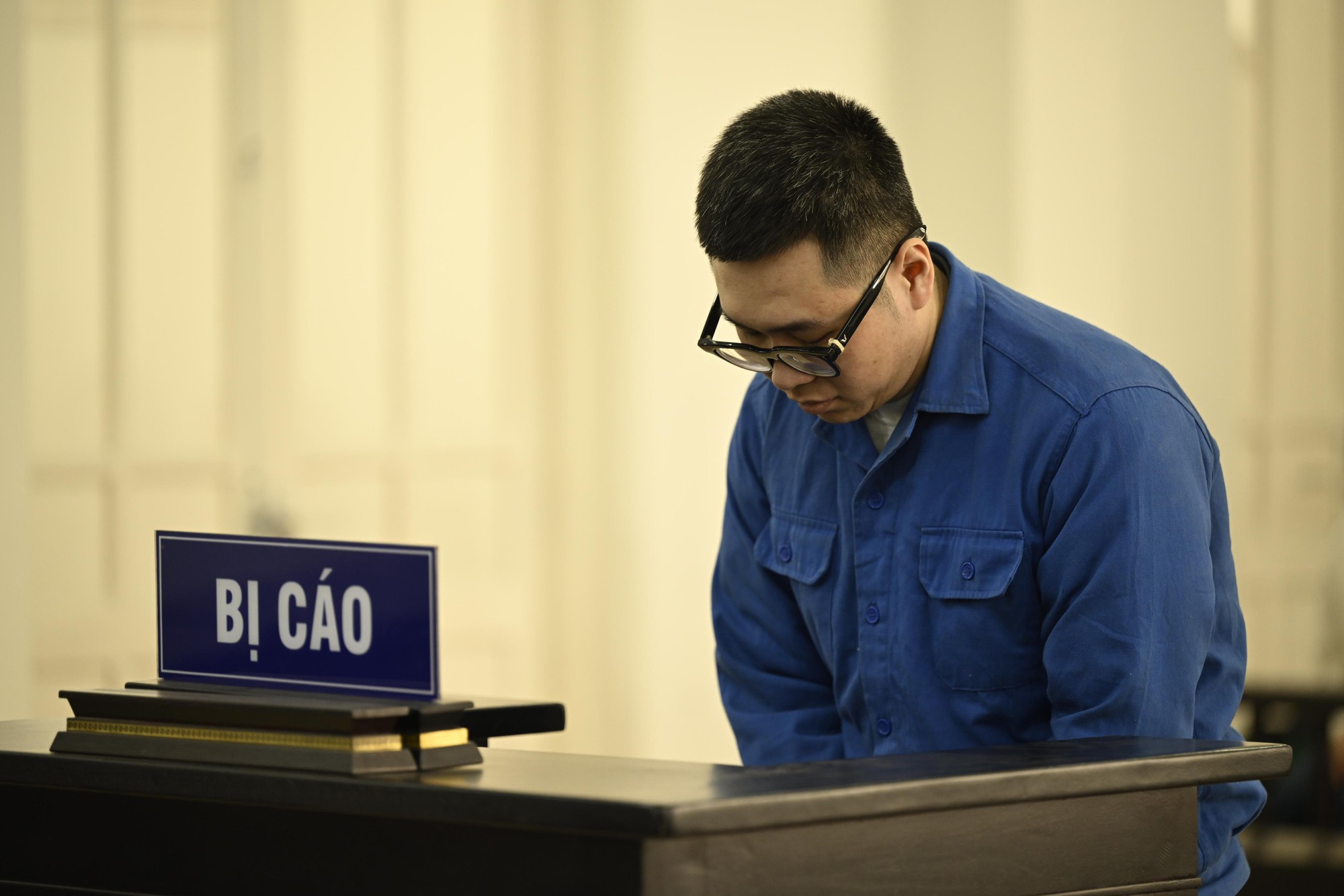 Mở lại phi&ecirc;n x&eacute;t xử người đ&agrave;n &ocirc;ng h&agrave;nh hung phụ nữ tại sảnh chung cư H&agrave; Nội: Bị c&aacute;o c&uacute;i gằm mặt tại t&ograve;a- Ảnh 3.