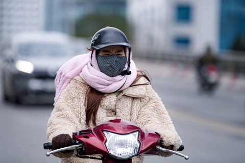 Không khí lạnh mạnh dồn dập tràn xuống miền Bắc, nhiệt độ Hà Nội thấp nhất 8 độ C - Ảnh 1.