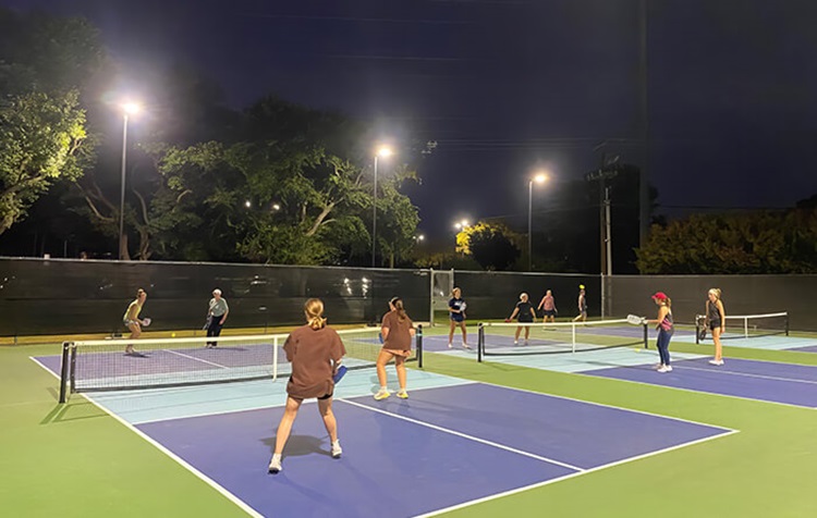 Ra s&acirc;n đ&aacute;nh pickleball l&uacute;c 18h-22h m&ugrave;a đ&ocirc;ng: Nhiều người kh&ocirc;ng biết m&igrave;nh đang đang mắc c&ugrave;ng một sai lầm v&agrave; đ&aacute;nh đổi điều g&igrave; - Ảnh 4.