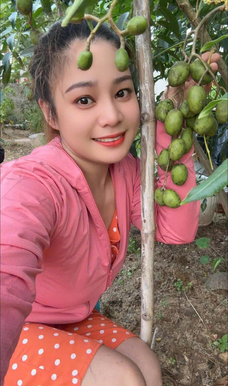 Sức hút lạ lùng từ trang cá nhân của người phụ nữ miền Tây: Hơn 400 nghìn người theo dõi chỉ để xem… đi chợ, chăm con - Ảnh 2.