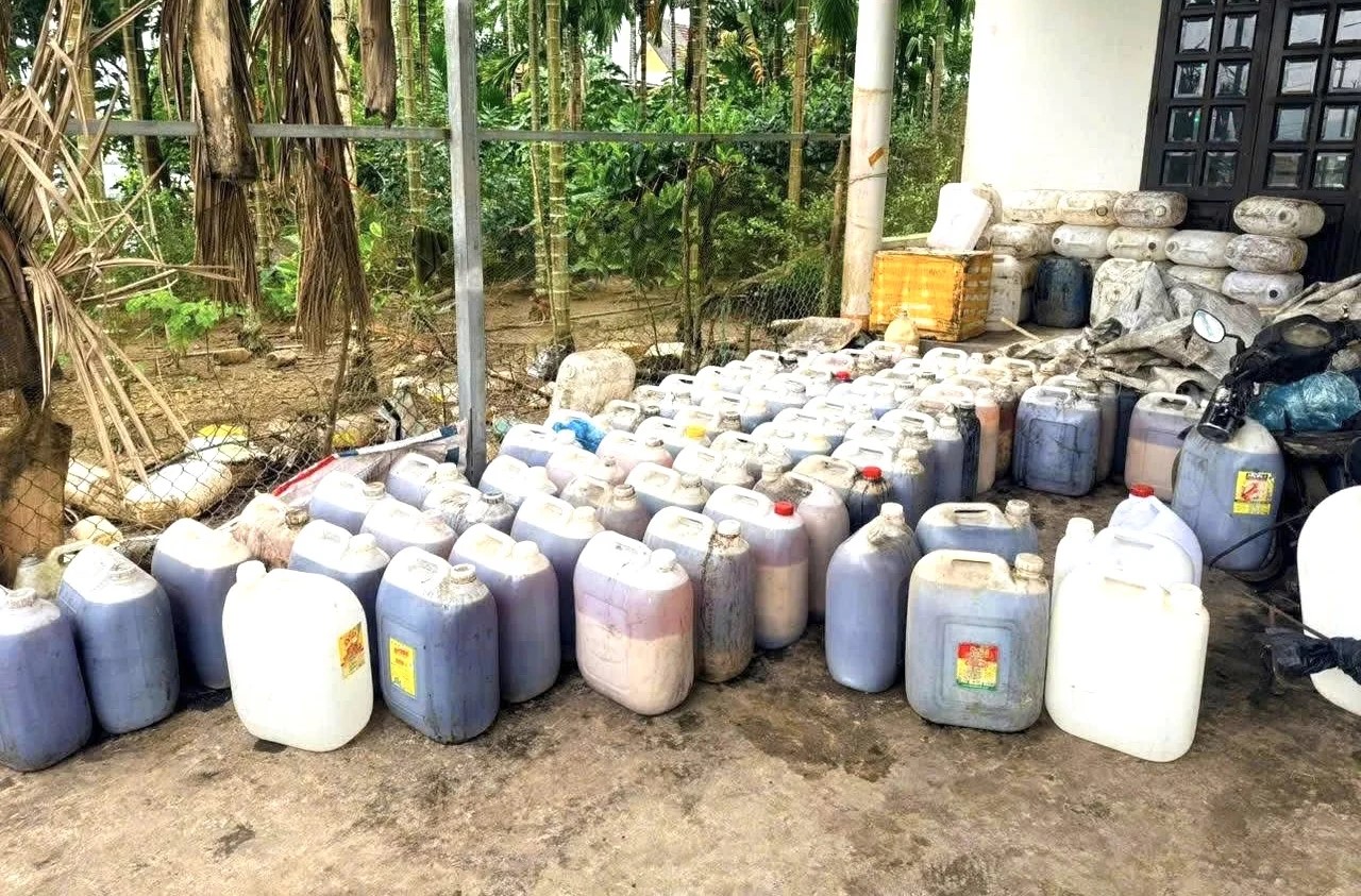 2 tấn dầu, mỡ ăn bẩn chuẩn bị tuồn ra thị trường - Ảnh 1.