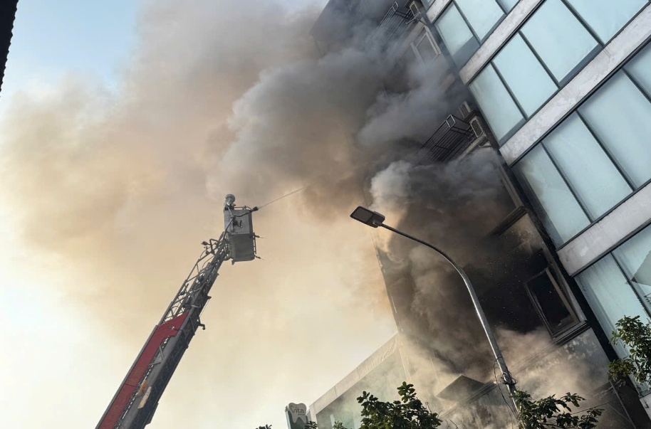 Vụ cháy nhà cao tầng ở Hà Nội: 2 người tử vong - Ảnh 1.