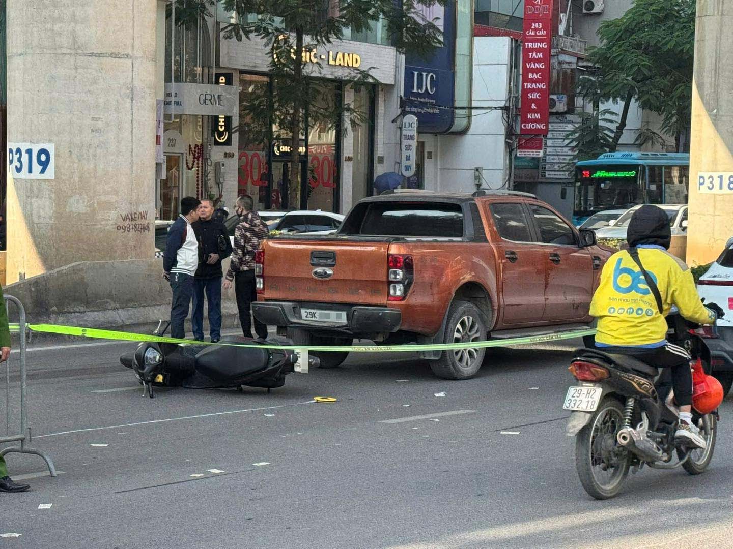 Người đàn ông tử vong trên phố Hà Nội: Camera hé lộ nguyên nhân tai nạn thương tâm - Ảnh 1.